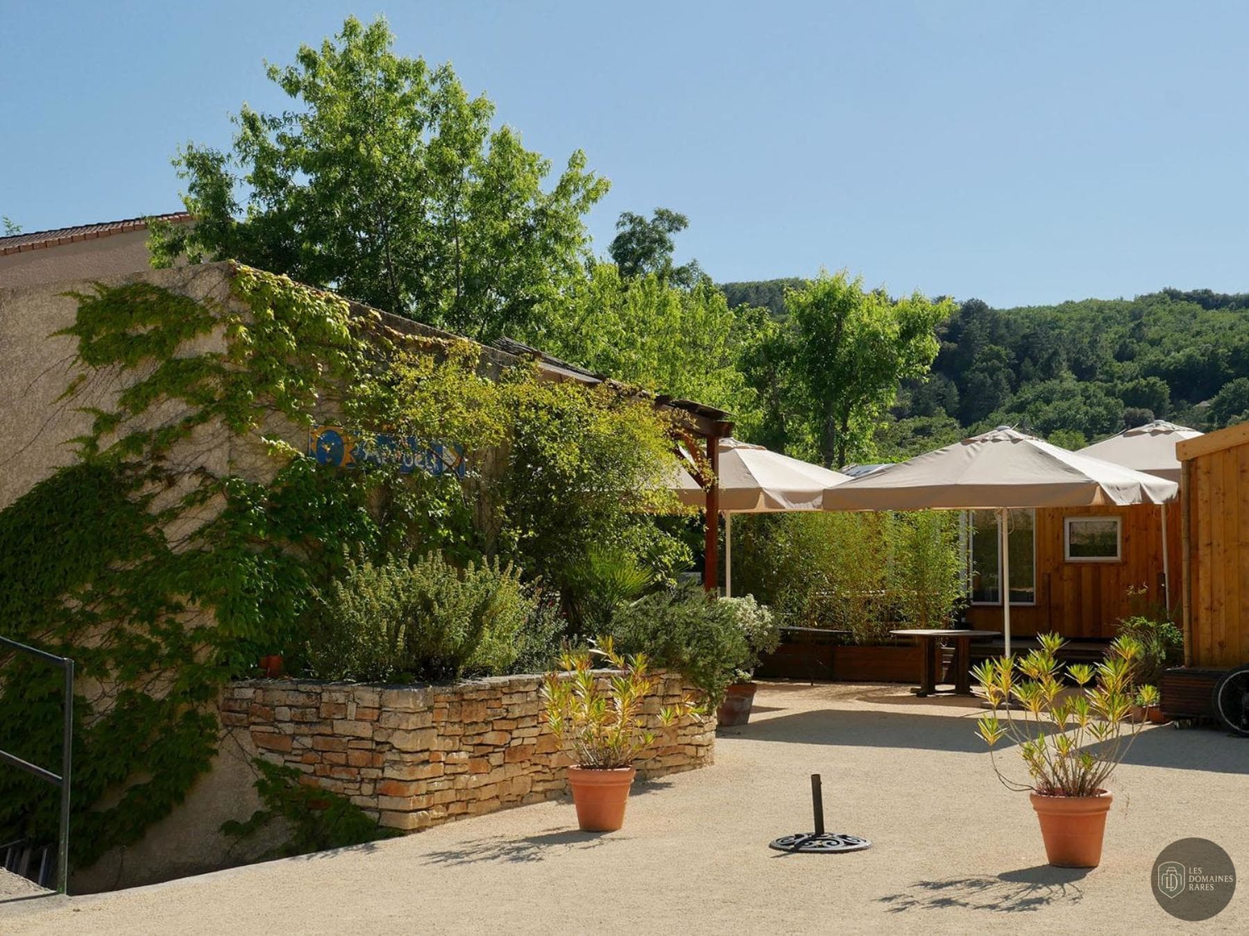 Vue extérieure du gîte Les Cigalous à Salavas en Auvergne-Rhône-Alpes