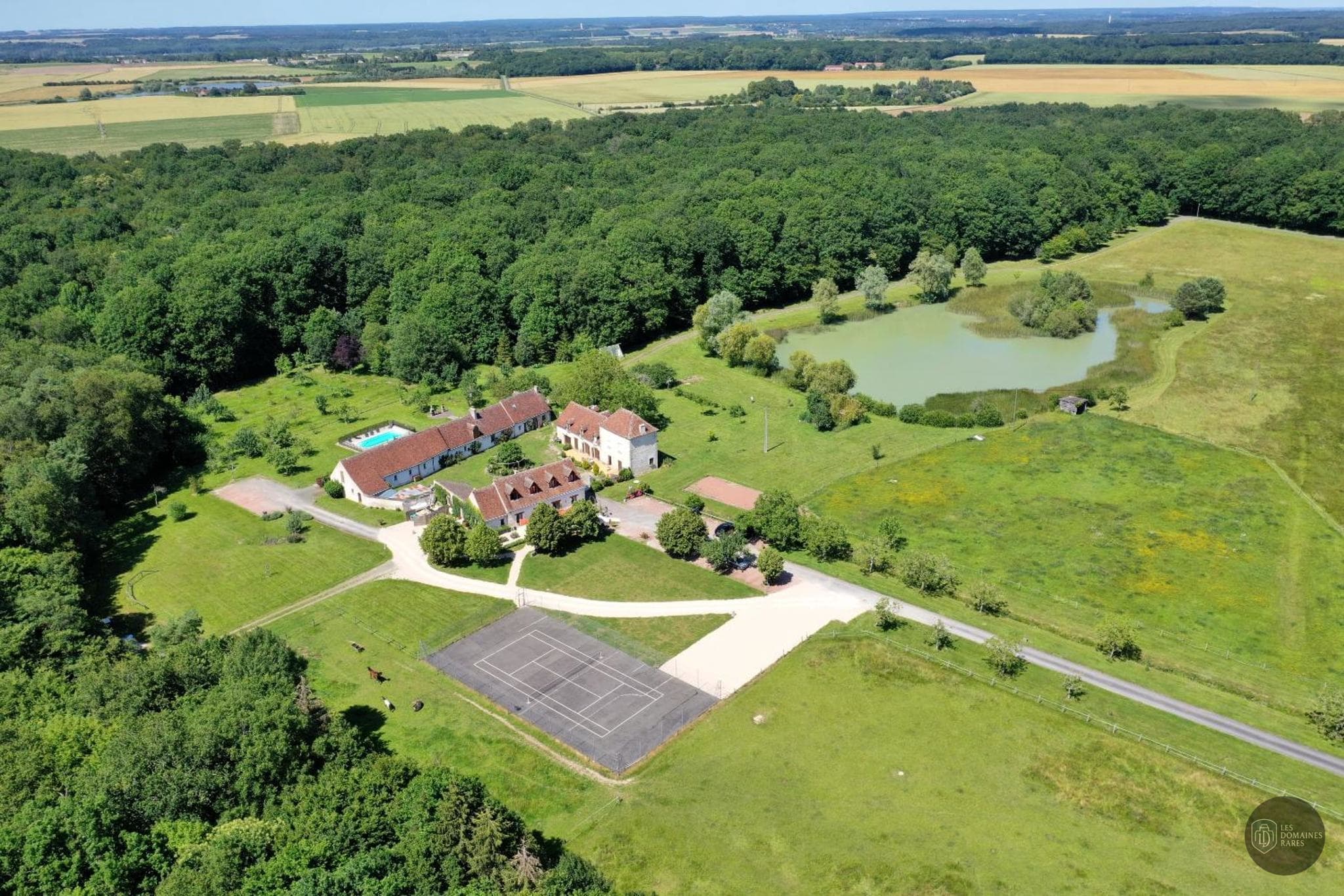 Piscine et activités du lieu Les Closeaux en Centre-Val de Loire