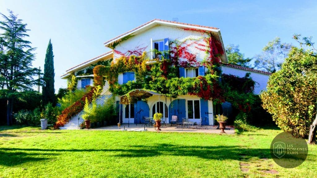 Vue extérieure du domaine Les Coquilloux en Occitanie