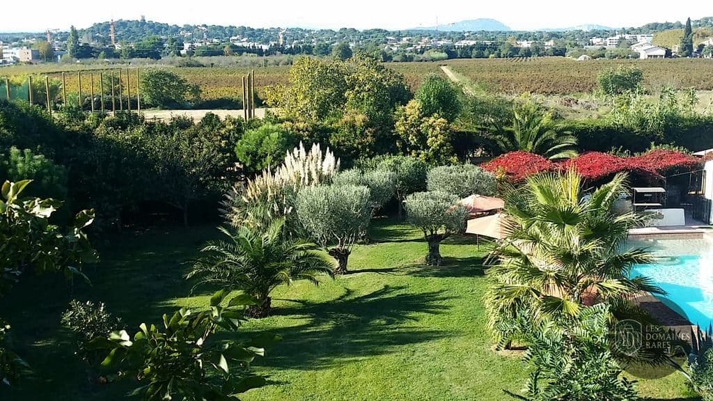 Vue extérieure du domaine Les Coquilloux en Occitanie