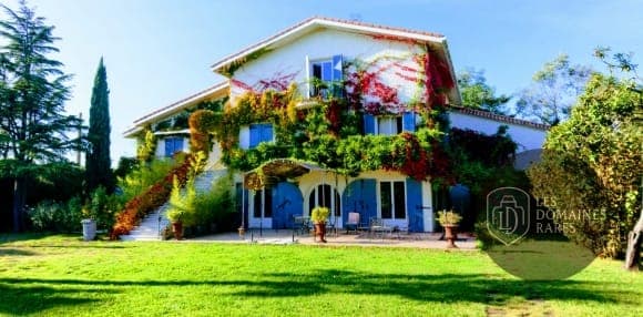 Vue extérieure du domaine Les Coquilloux en Occitanie
