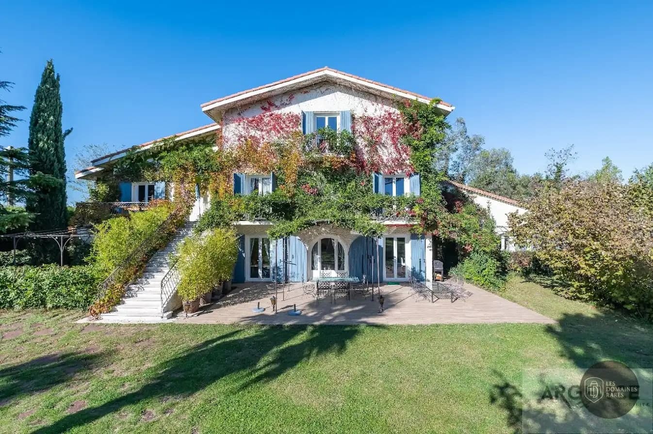 Vue extérieure du domaine Les Coquilloux en Occitanie