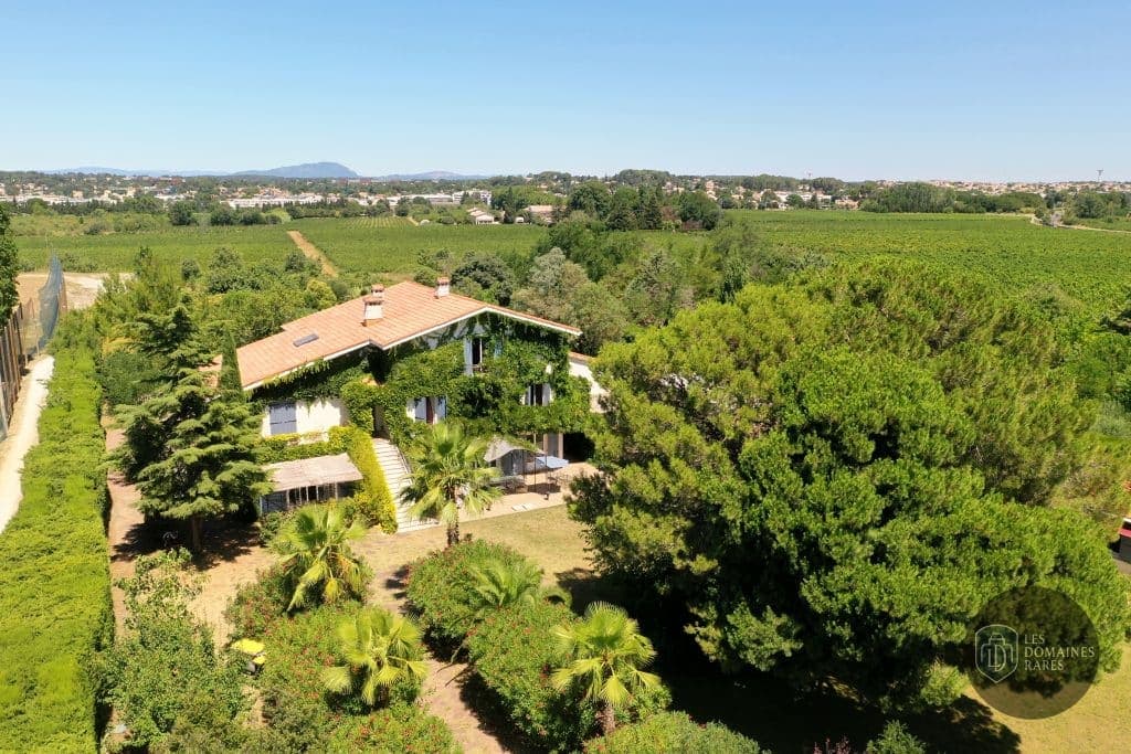 Vue extérieure du domaine Les Coquilloux en Occitanie