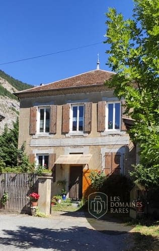 Vue extérieure de l'hôtel Les Diguières à Grenoble en Auvergne-Rhône-Alpes