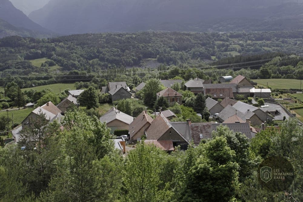 Vue extérieure de l'hôtel Les Diguières à Grenoble en Auvergne-Rhône-Alpes