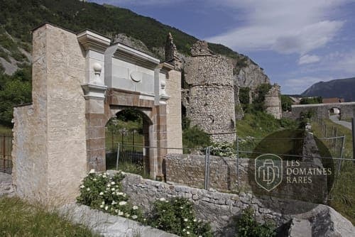 Vue extérieure de l'hôtel Les Diguières à Grenoble en Auvergne-Rhône-Alpes