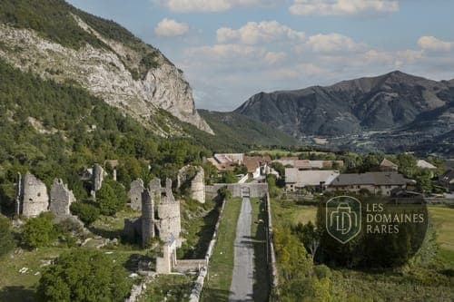 Vue extérieure de l'hôtel Les Diguières à Grenoble en Auvergne-Rhône-Alpes