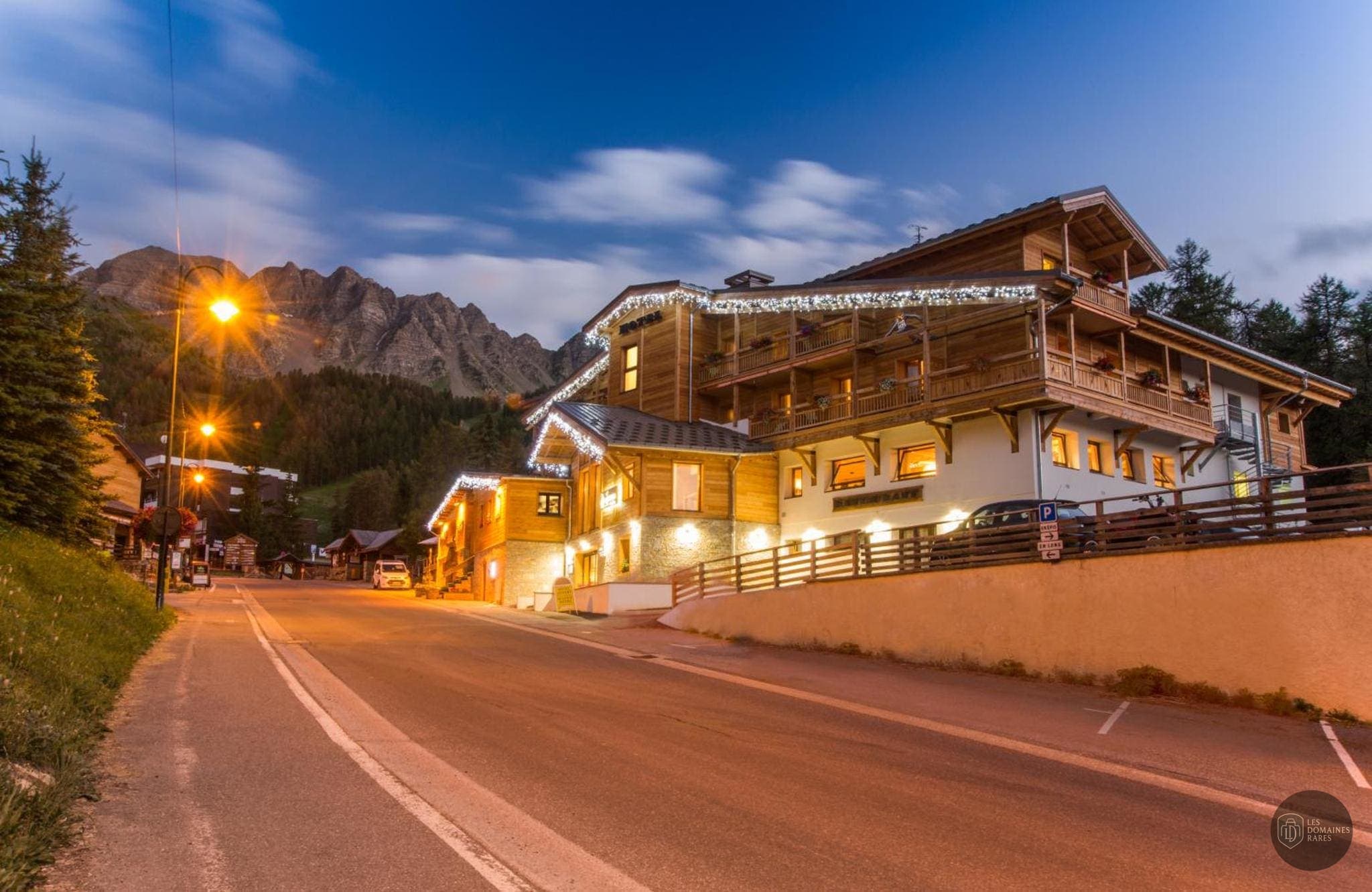 Vue extérieure de l'hôtel Les Escondus à Vars en Provence-Alpes-Côte d'Azur