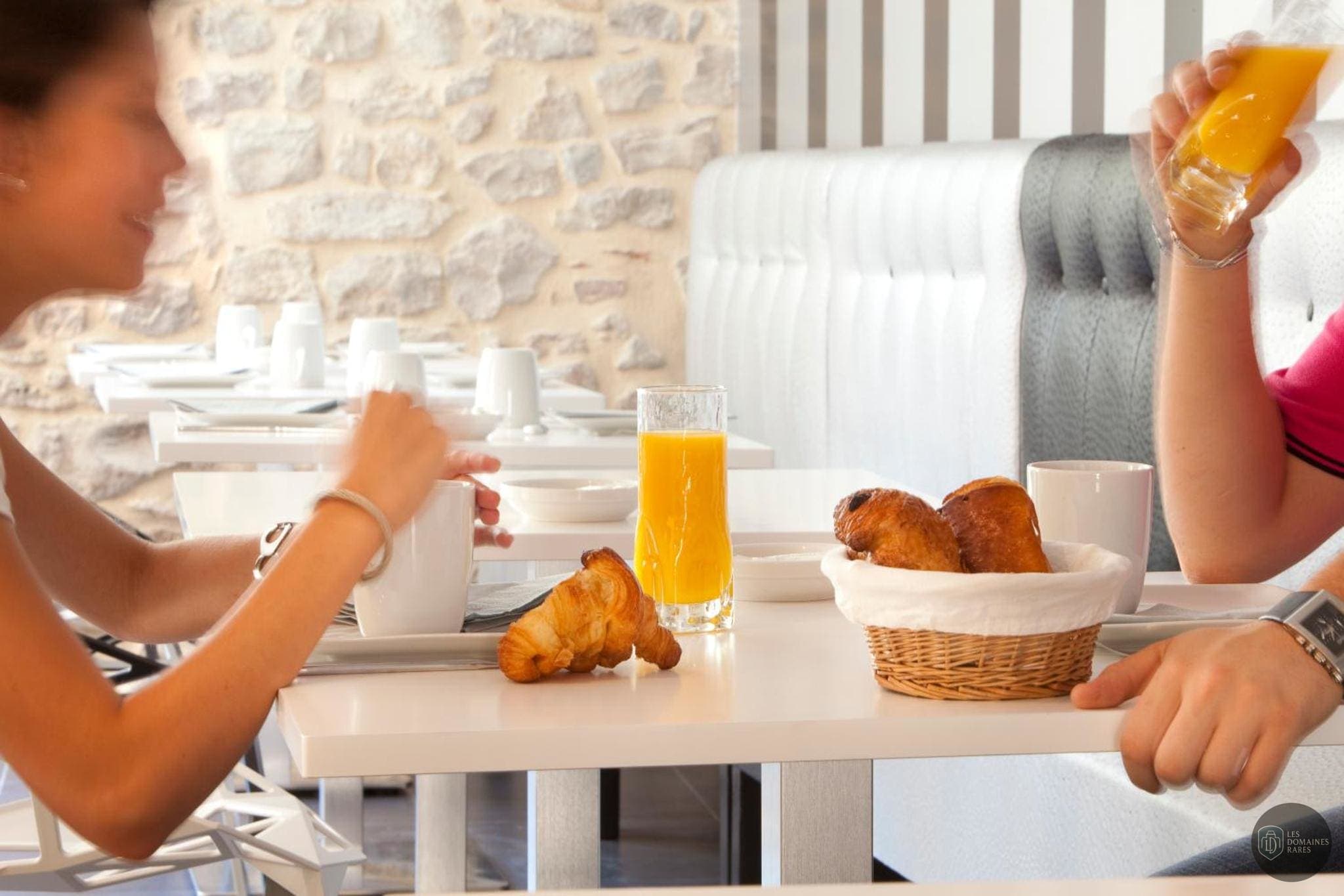 Vue extérieure de l'hôtel Les Fleurines en Occitanie