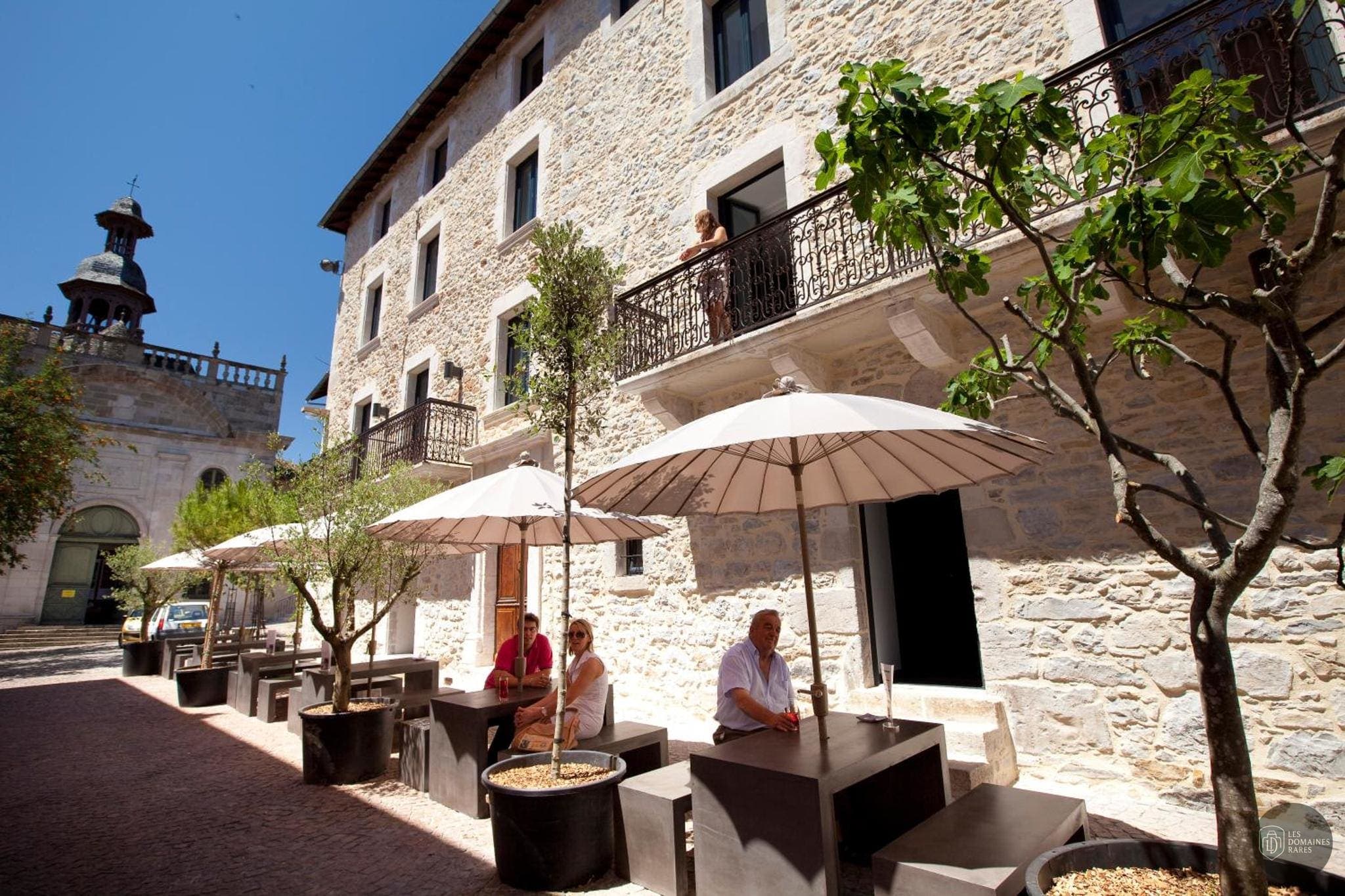 Vue extérieure de l'hôtel Les Fleurines en Occitanie