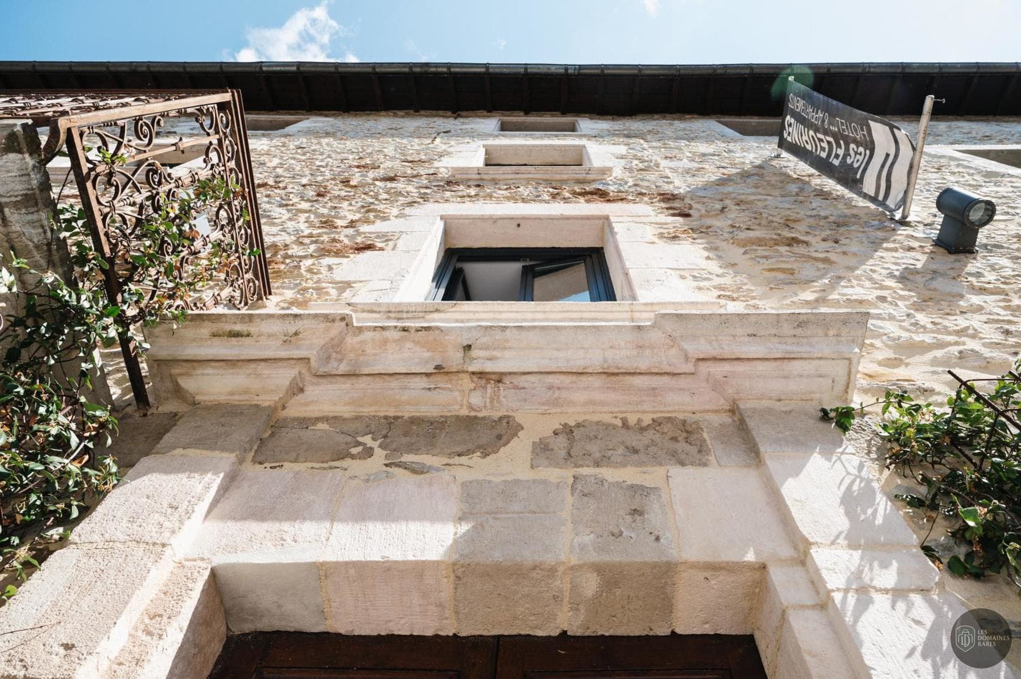 Vue extérieure de l'hôtel Les Fleurines en Occitanie