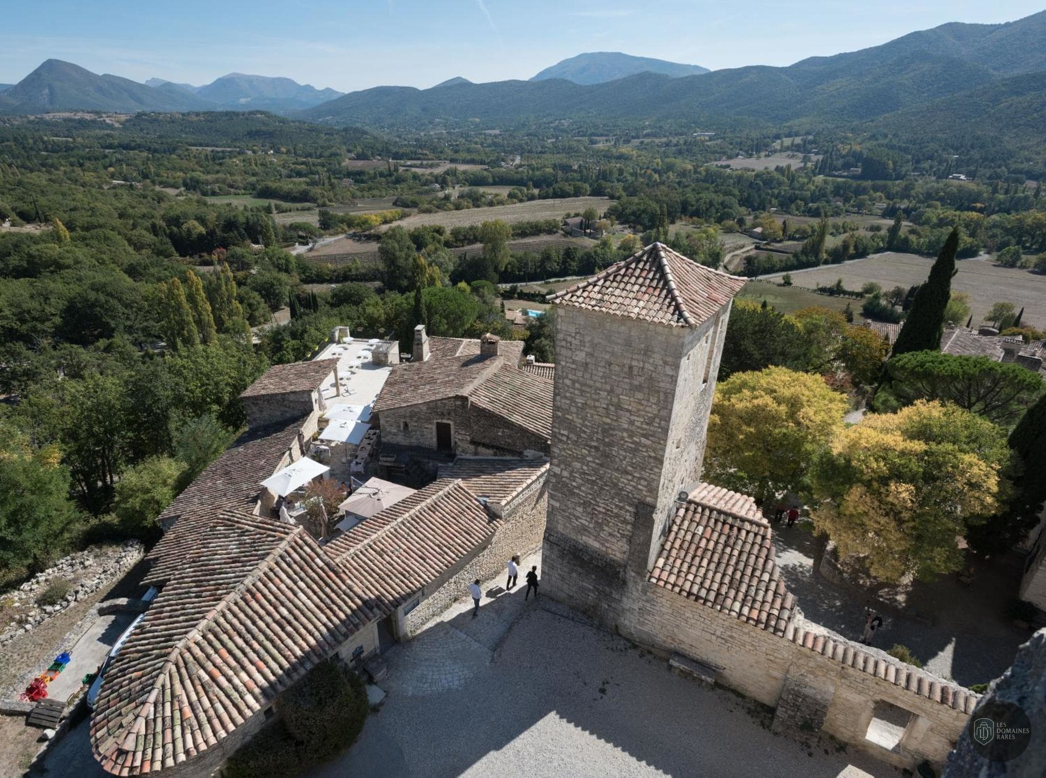 Vue extérieure de l'hôtel Les Hospitaliers à Le en Auvergne-Rhône-Alpes