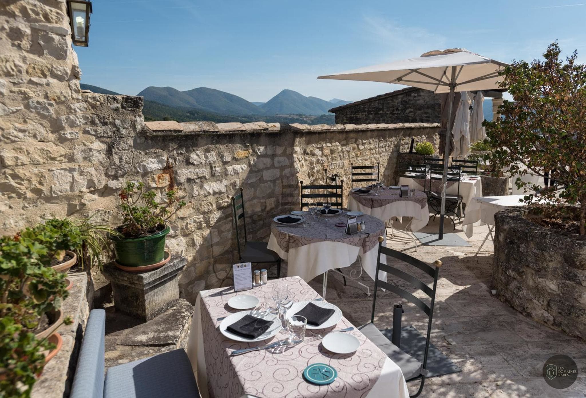 Vue extérieure de l'hôtel Les Hospitaliers à Le en Auvergne-Rhône-Alpes