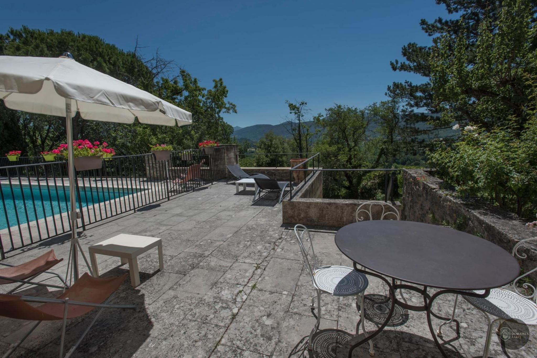 Vue extérieure de l'hôtel Les Hospitaliers à Le en Auvergne-Rhône-Alpes