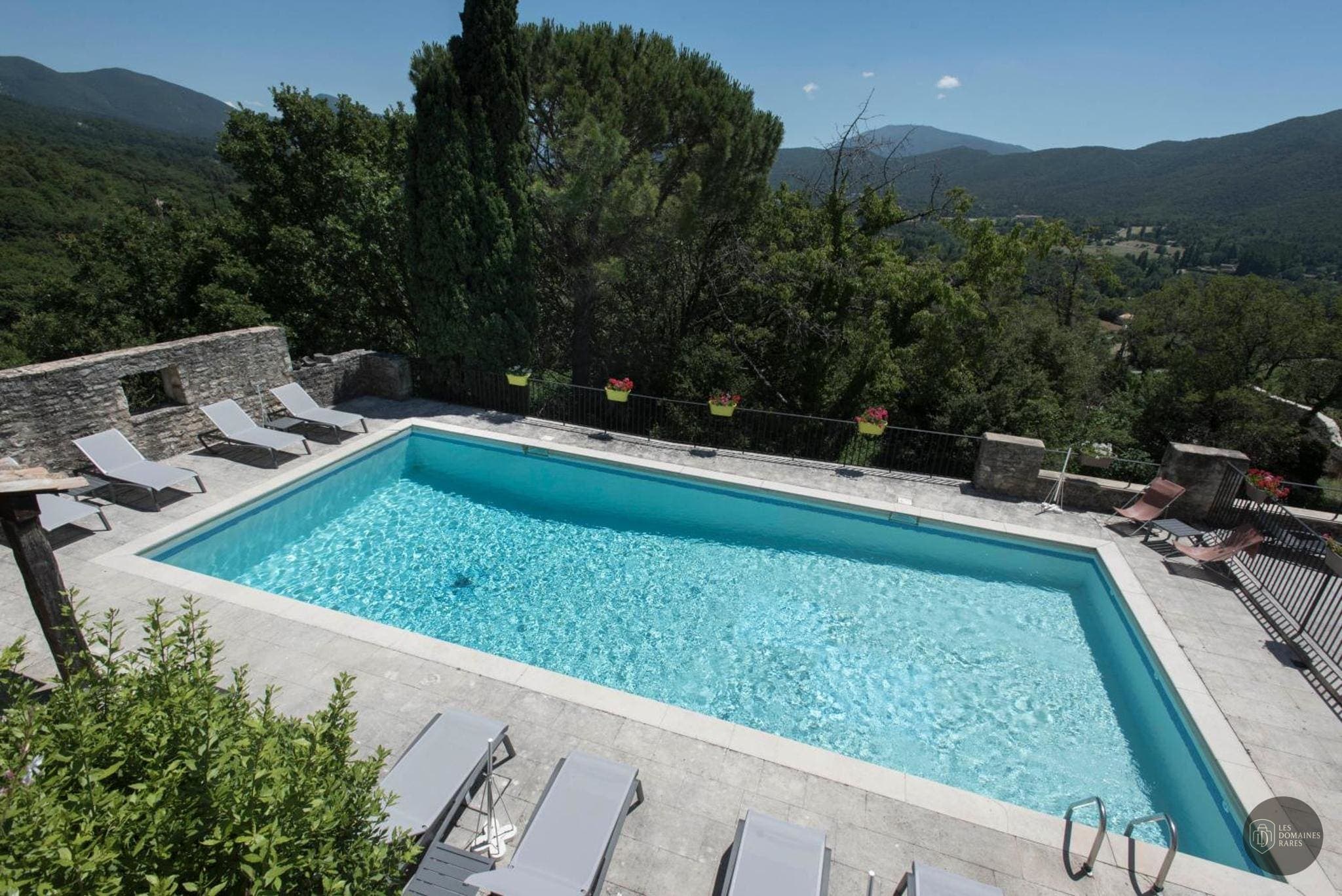 Vue extérieure de l'hôtel Les Hospitaliers à Le en Auvergne-Rhône-Alpes