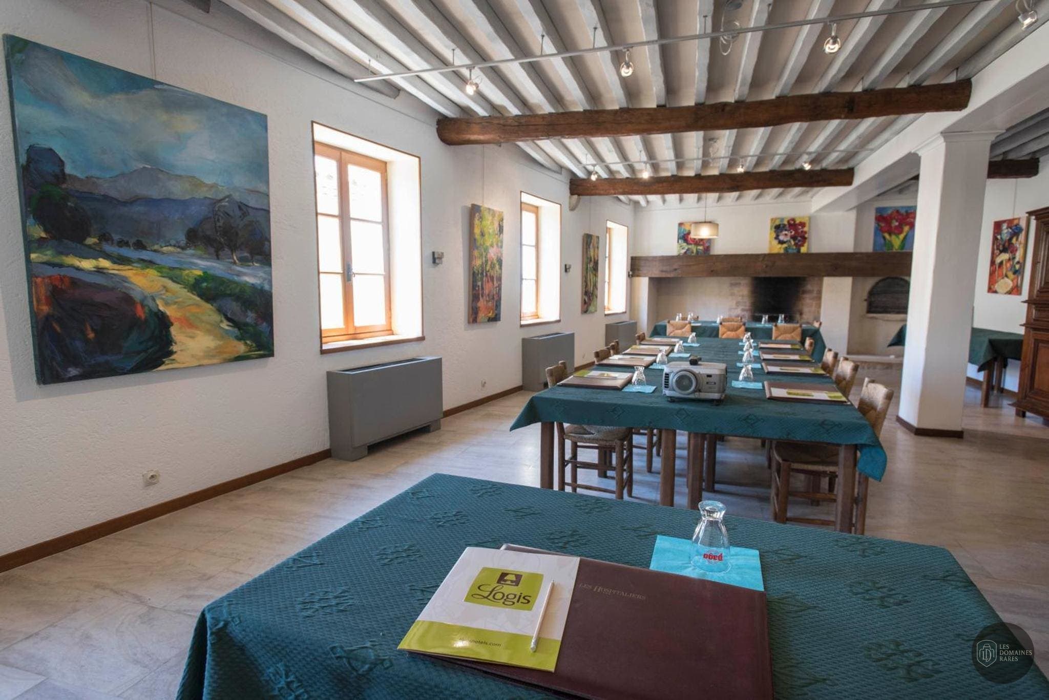 Espace intérieur de l'hôtel Les Hospitaliers à Le en Auvergne-Rhône-Alpes