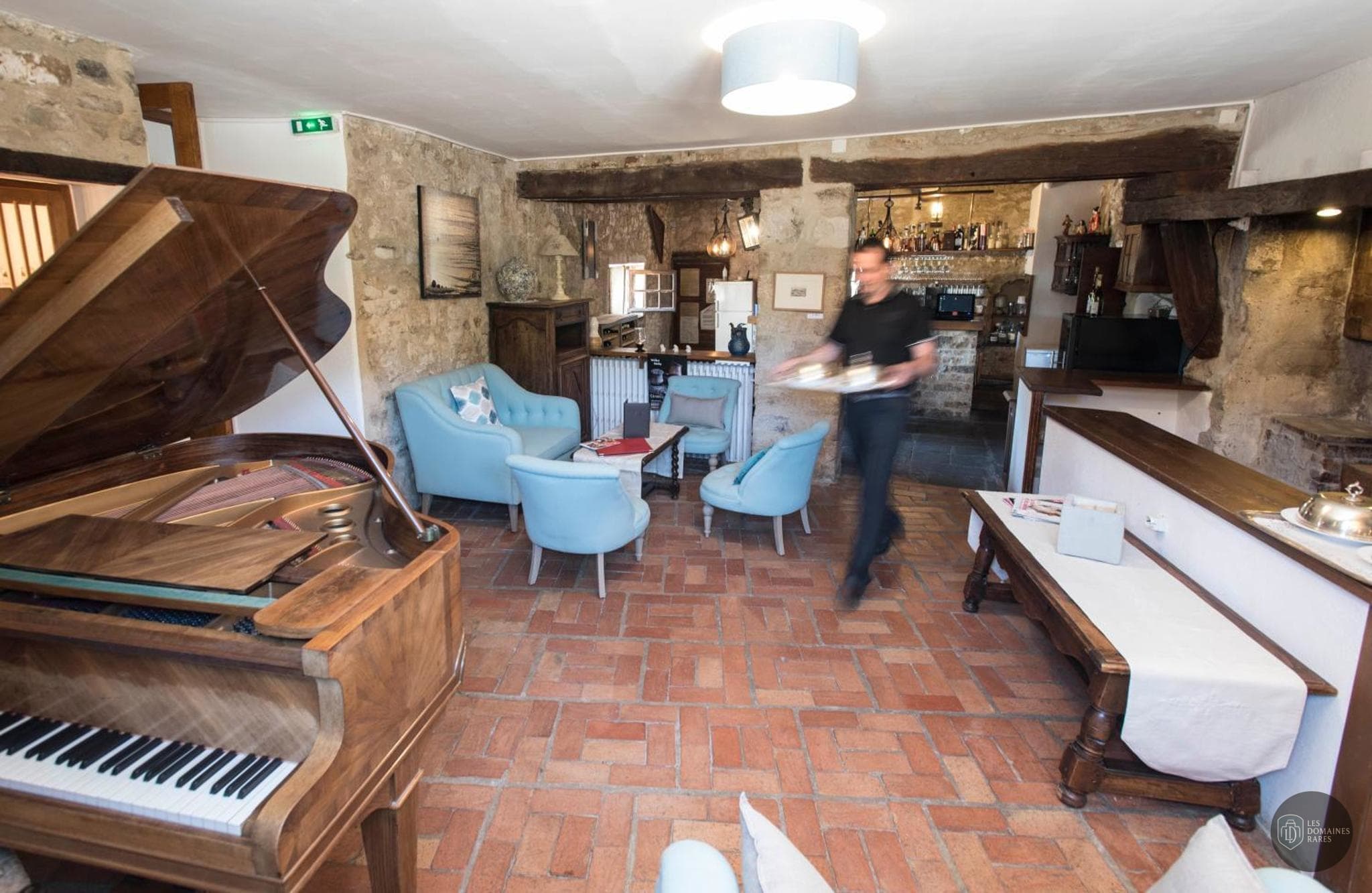 Espace intérieur de l'hôtel Les Hospitaliers à Le en Auvergne-Rhône-Alpes
