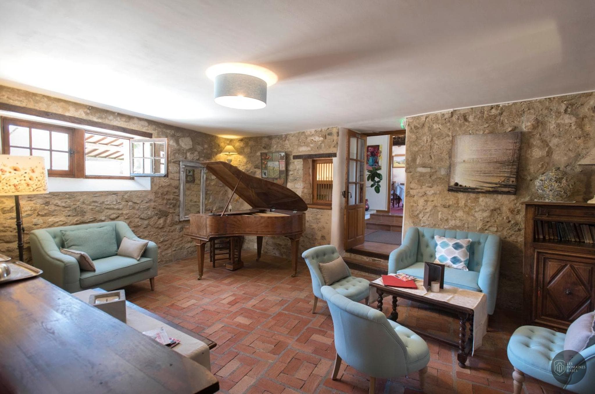 Espace intérieur de l'hôtel Les Hospitaliers à Le en Auvergne-Rhône-Alpes