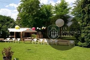 Vue extérieure du château Les Laurières en Centre-Val de Loire