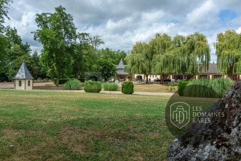 Vue extérieure du château Les Laurières en Centre-Val de Loire