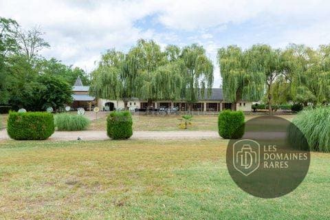 Vue extérieure du château Les Laurières en Centre-Val de Loire