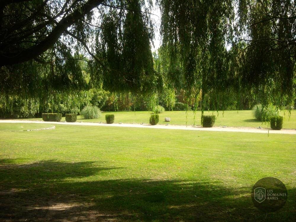 Vue extérieure du château Les Laurières en Centre-Val de Loire