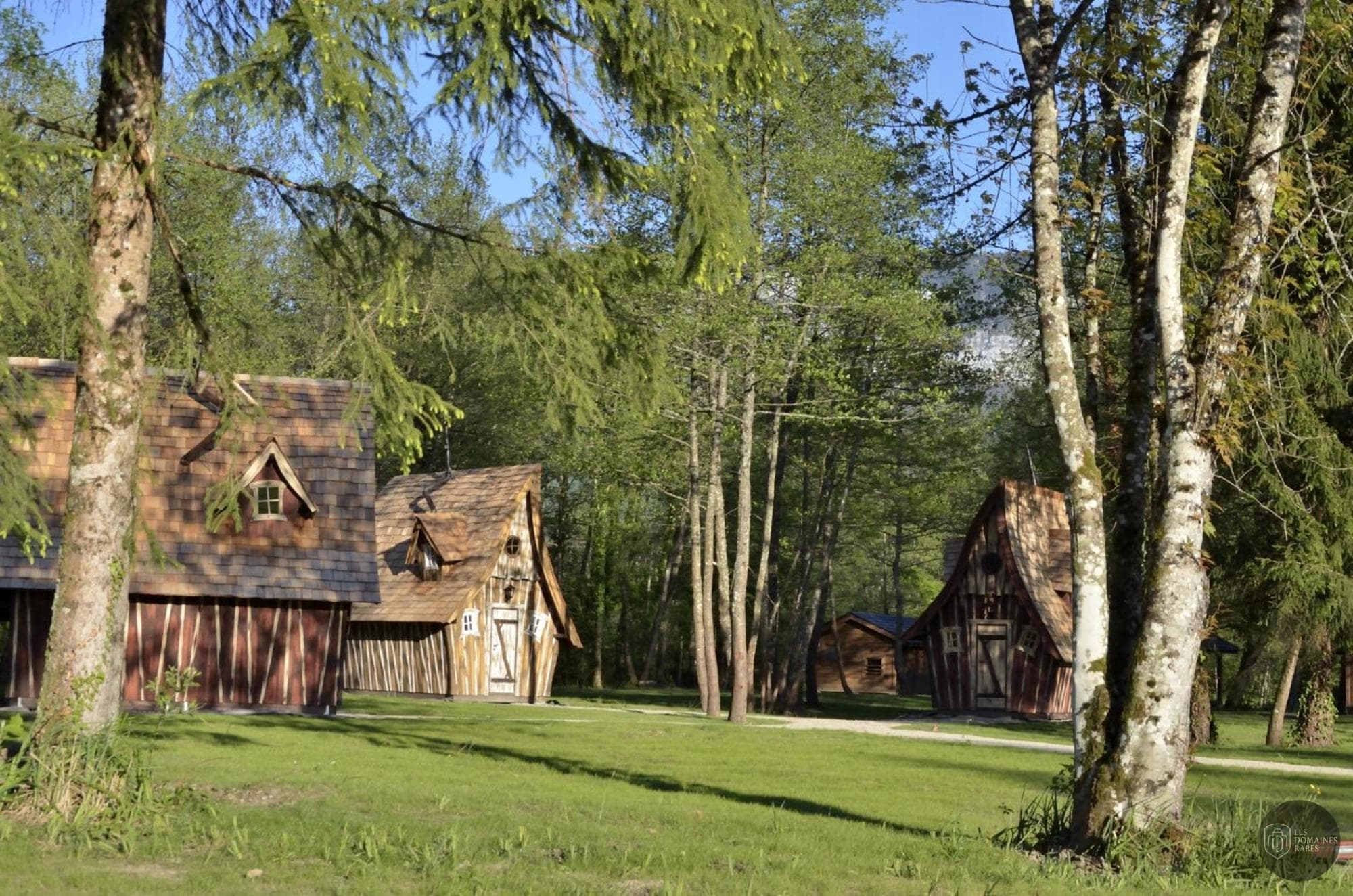 Vue extérieure de l'hôtel Les Lodges du Lac en Auvergne-Rhône-Alpes