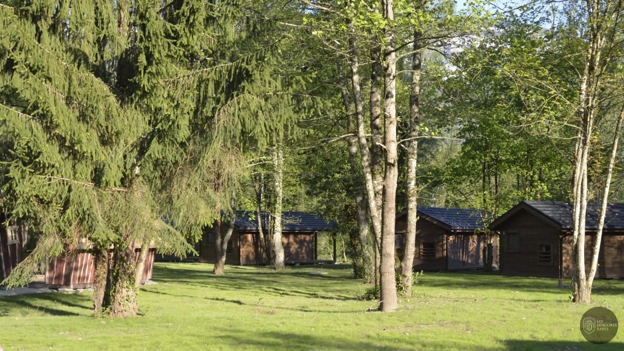Vue extérieure de l'hôtel Les Lodges du Lac en Auvergne-Rhône-Alpes