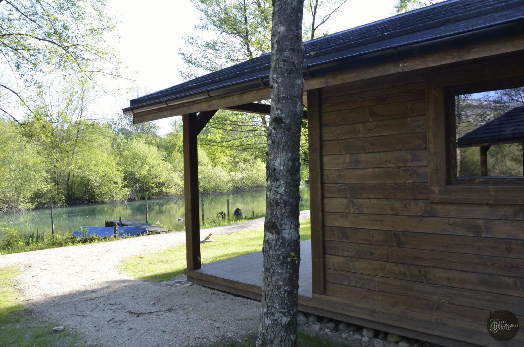 Vue extérieure de l'hôtel Les Lodges du Lac en Auvergne-Rhône-Alpes