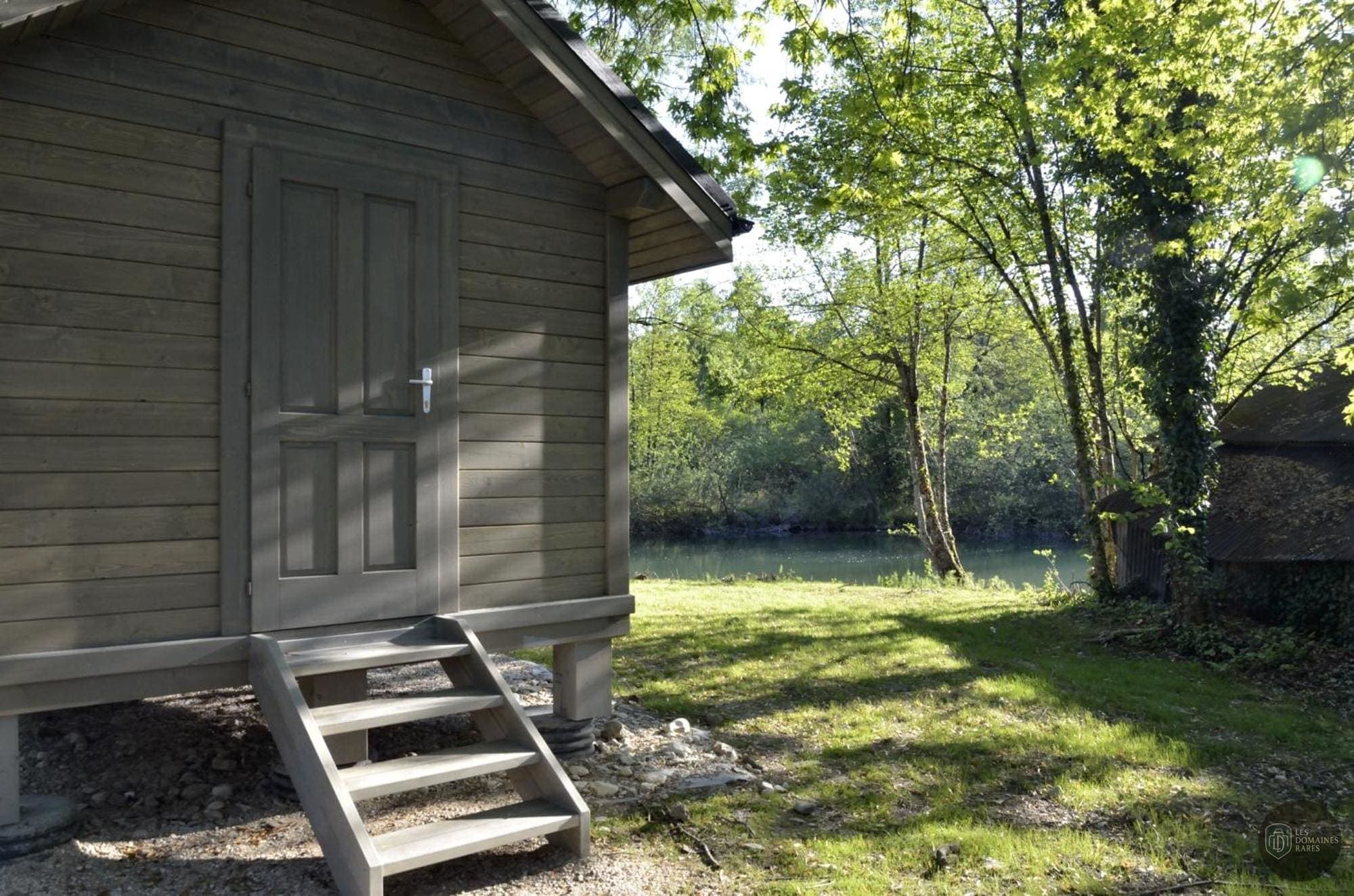 Vue extérieure de l'hôtel Les Lodges du Lac en Auvergne-Rhône-Alpes
