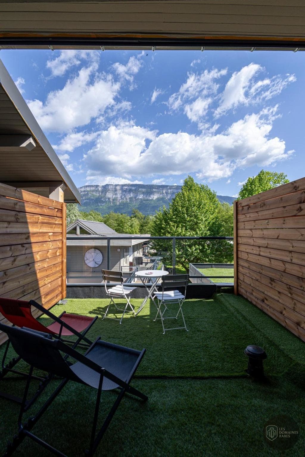 Vue extérieure de l'hôtel Les Lodges du Lac en Auvergne-Rhône-Alpes