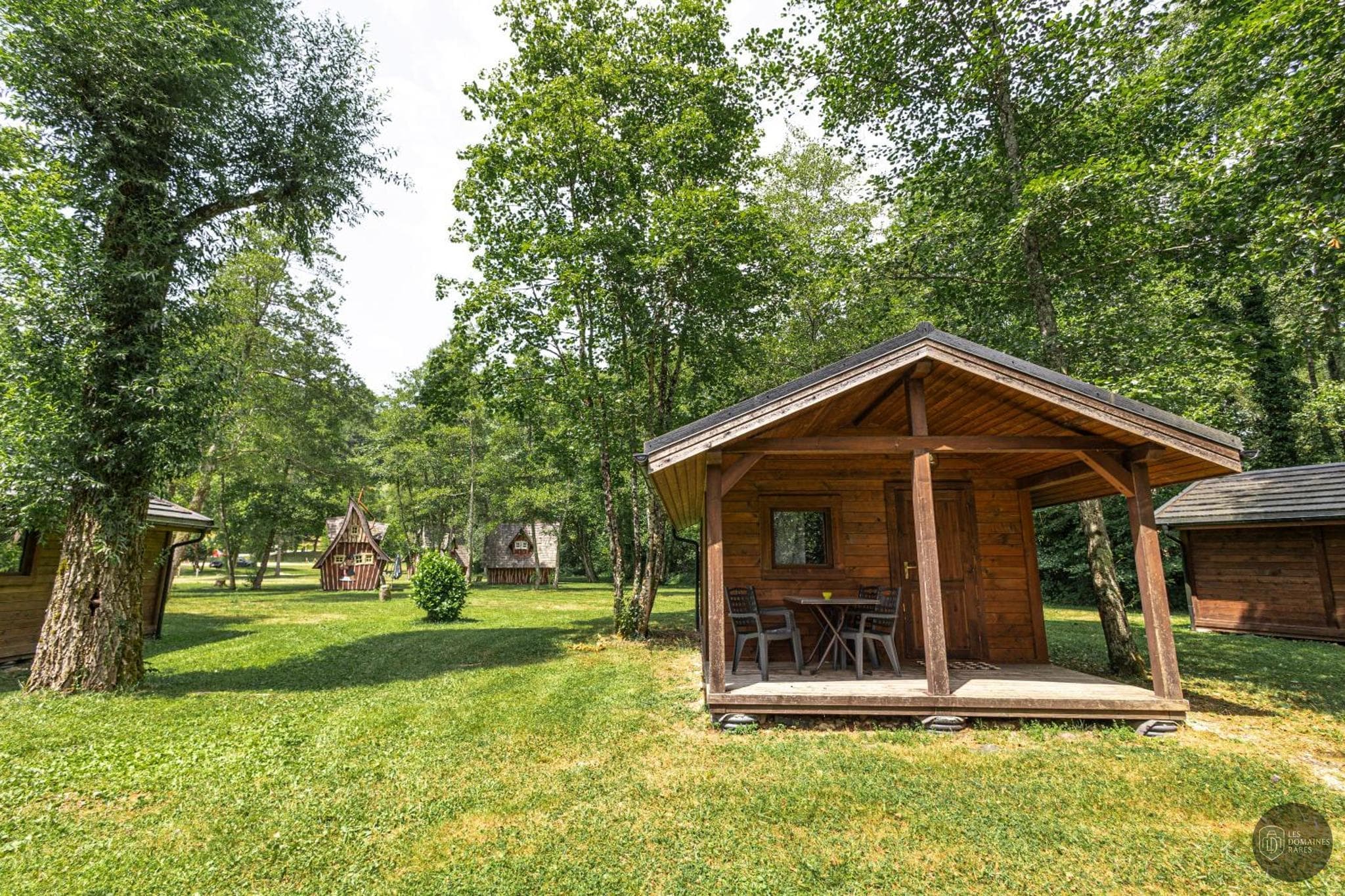 Vue extérieure de l'hôtel Les Lodges du Lac en Auvergne-Rhône-Alpes