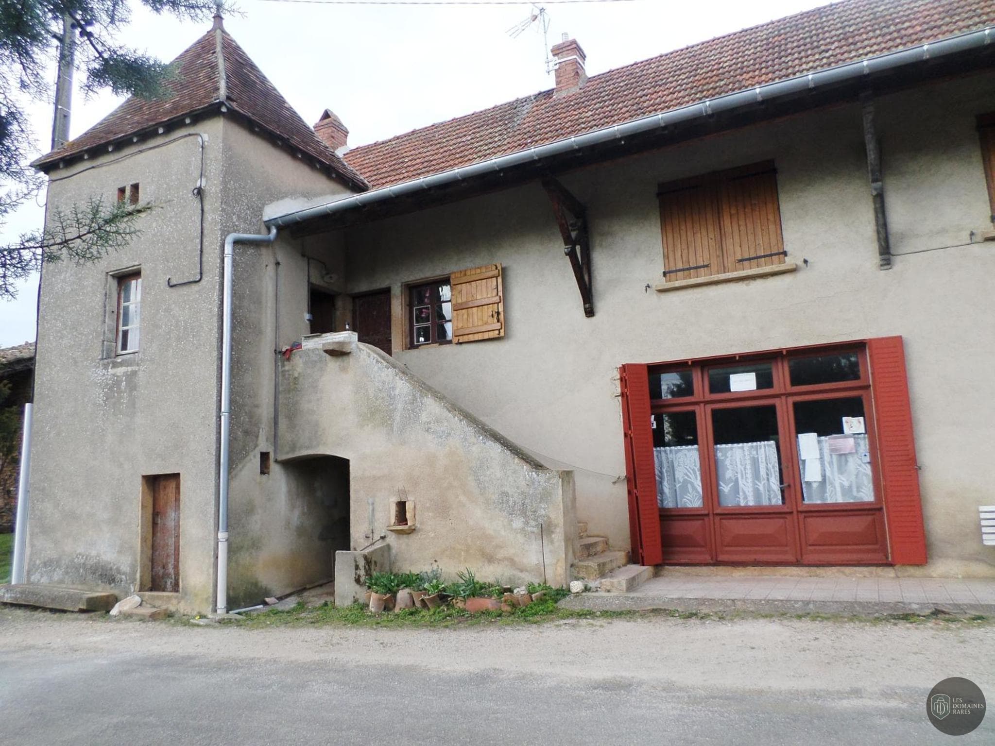Vue extérieure de l'hôtel Les Marronniers en Bourgogne-Franche-Comté