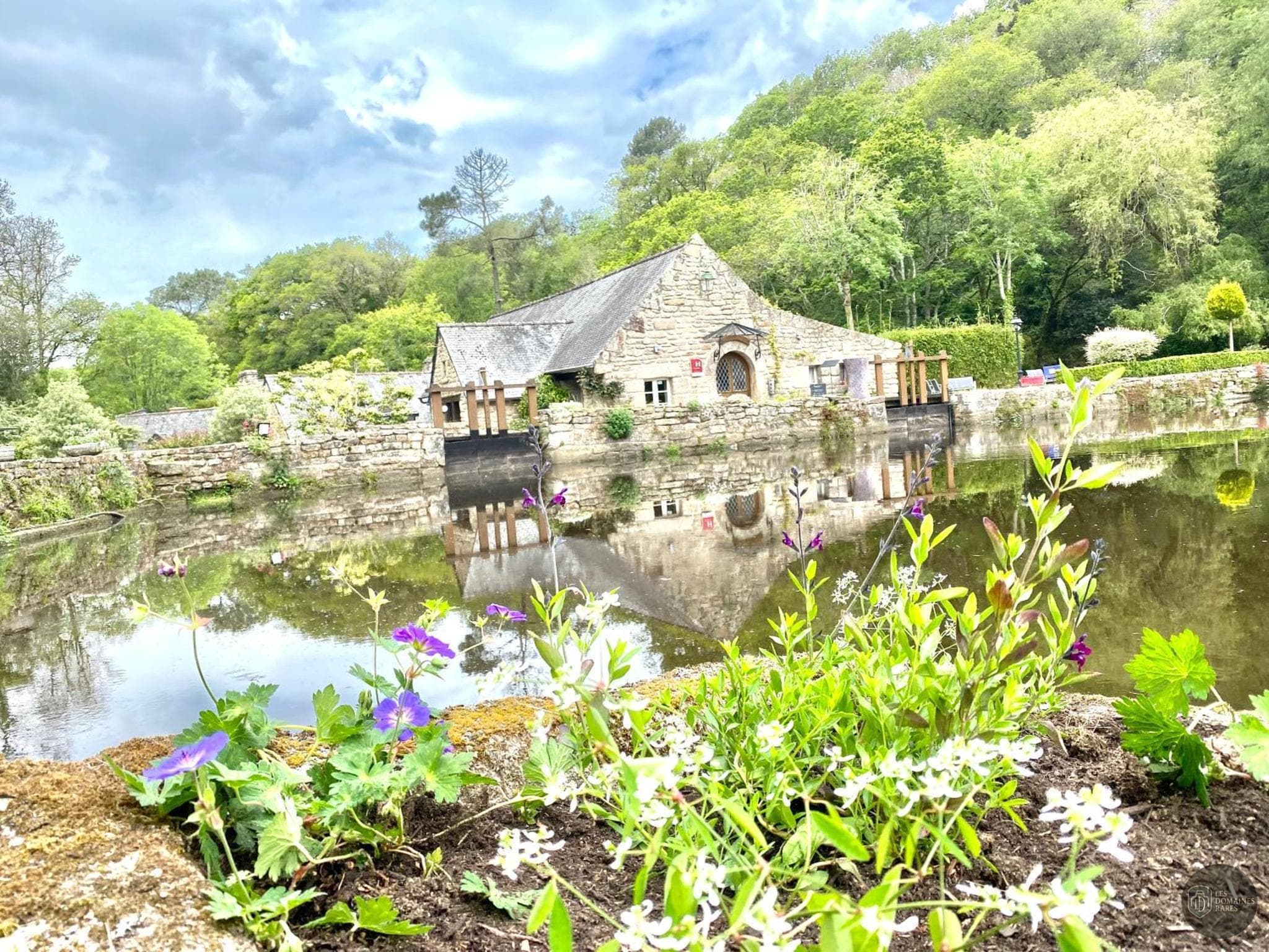 Vue extérieure du moulin Les Moulins du Duc à Moëlan en Bretagne