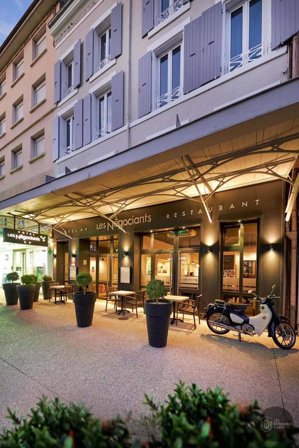 Vue extérieure de l'hôtel Les Négociants à Valence en Auvergne-Rhône-Alpes