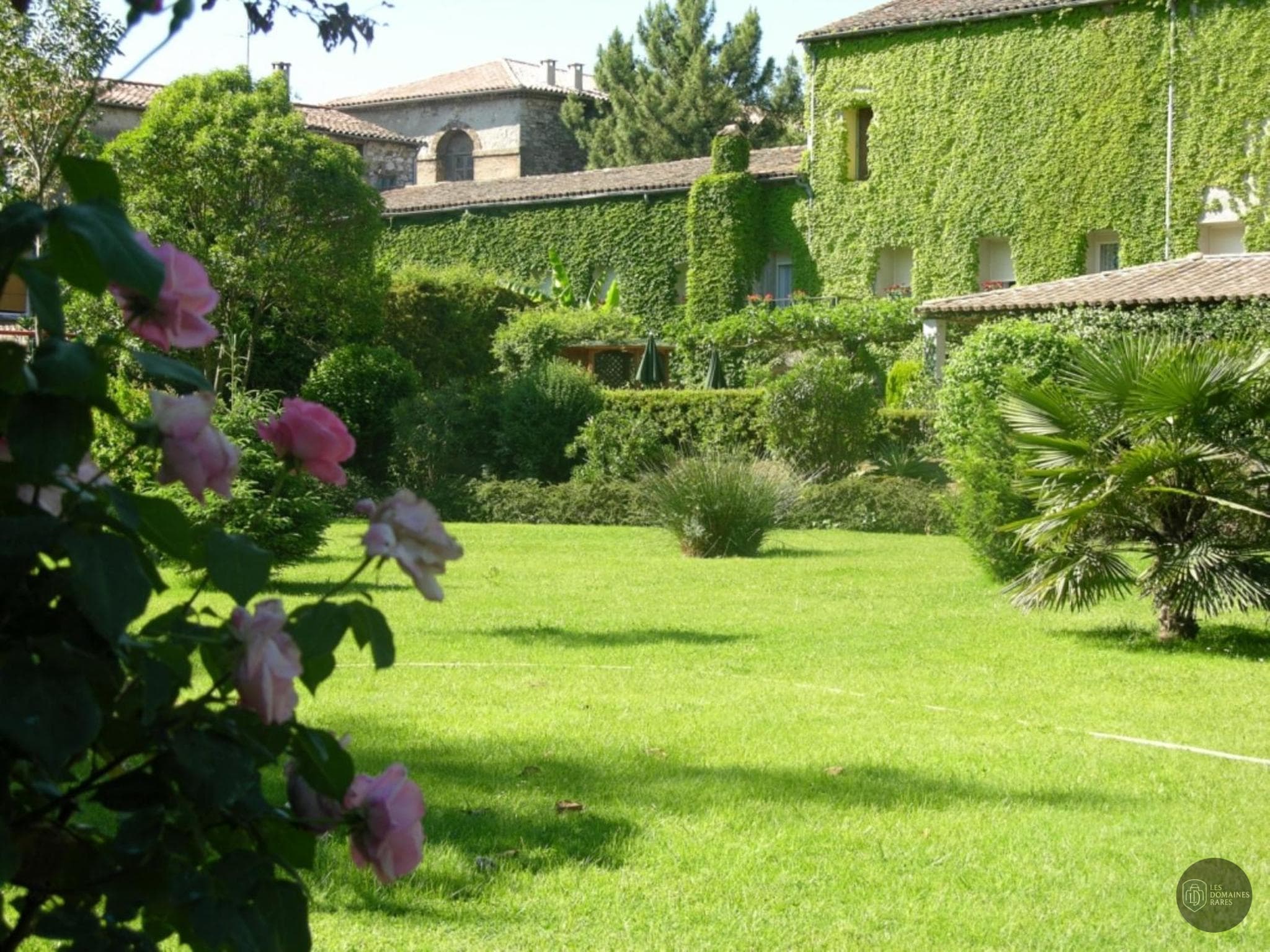 Vue extérieure de l'hôtel Les Norias à Cazilhac en Occitanie