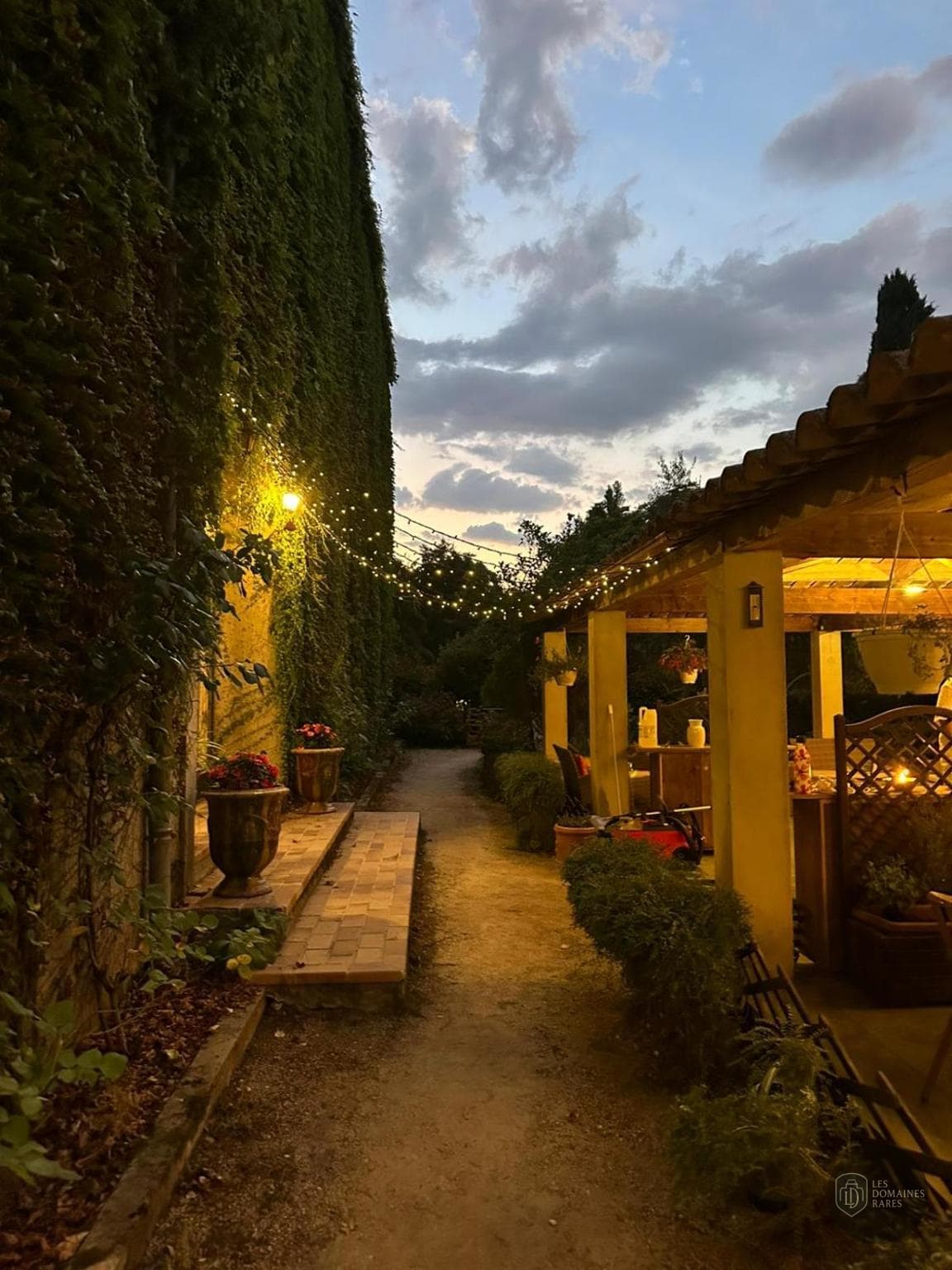 Vue extérieure de l'hôtel Les Norias à Cazilhac en Occitanie