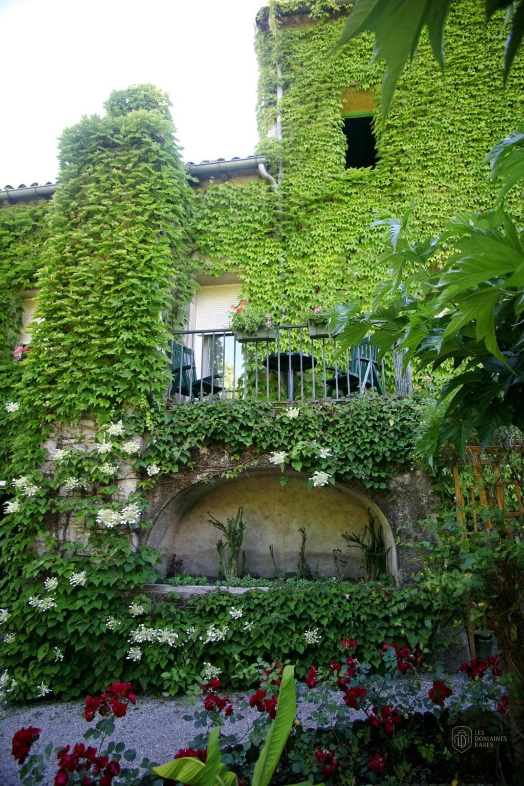 Vue extérieure de l'hôtel Les Norias à Cazilhac en Occitanie