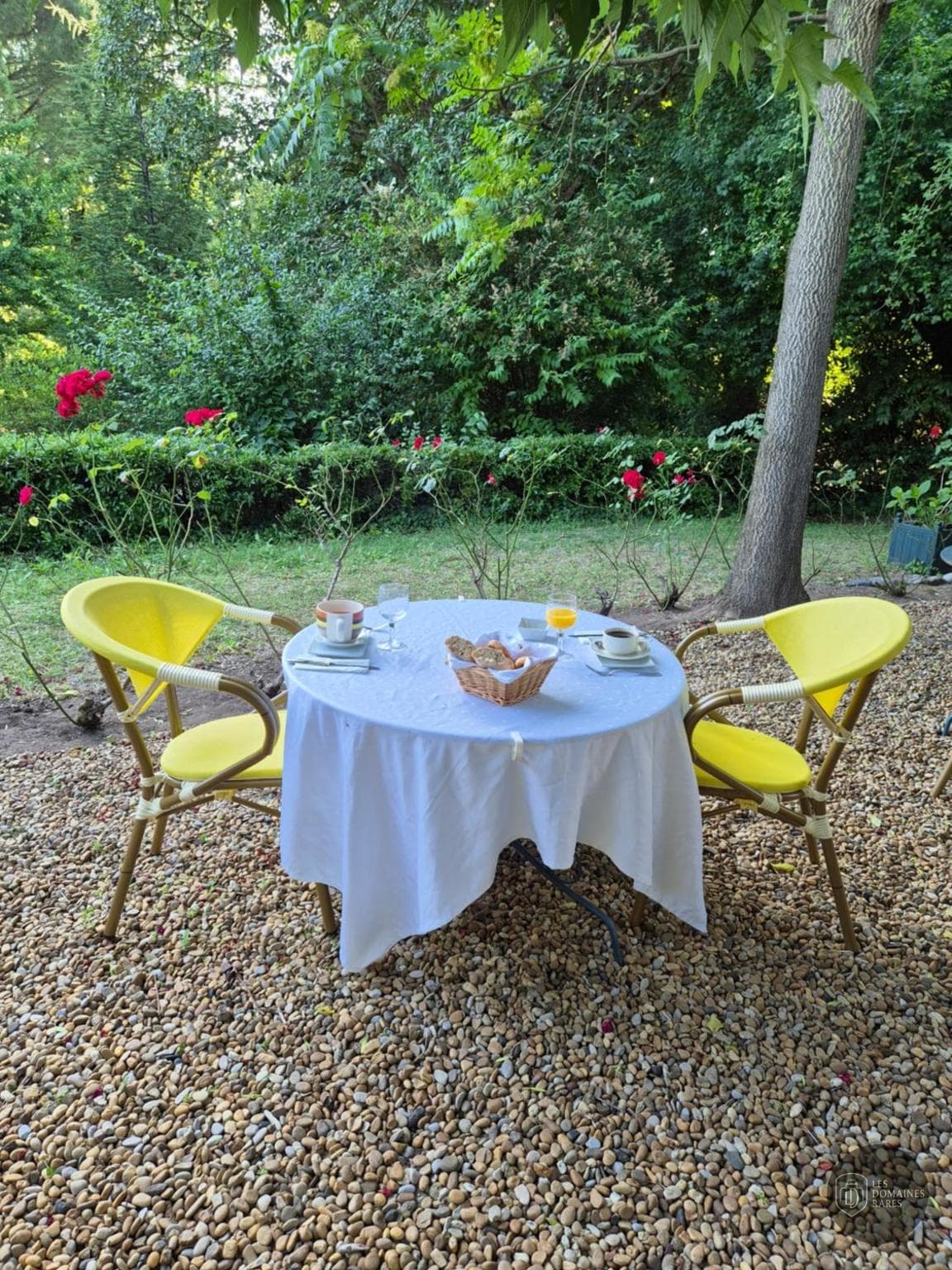 Vue extérieure de l'hôtel Les Norias à Cazilhac en Occitanie