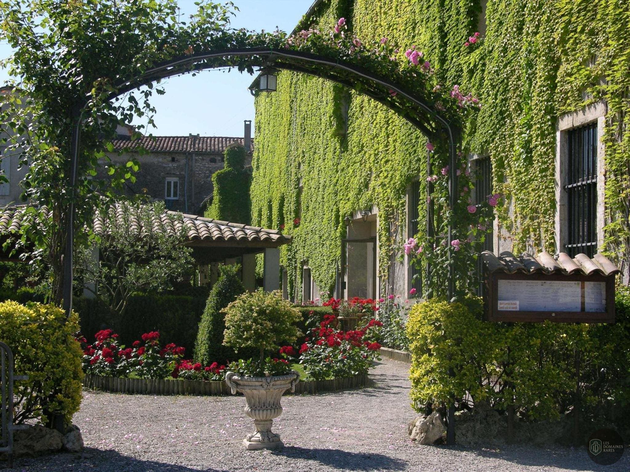 Vue extérieure de l'hôtel Les Norias à Cazilhac en Occitanie