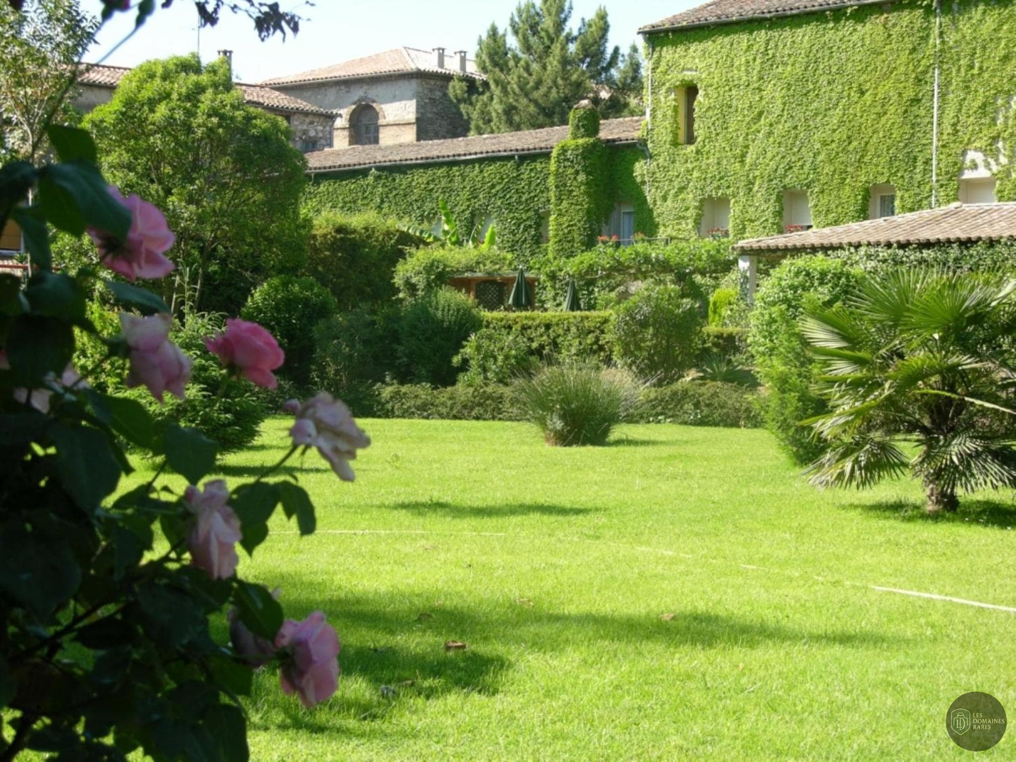 Vue extérieure de l'hôtel Les Norias à Cazilhac en Occitanie