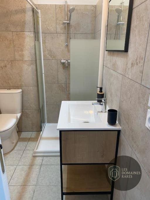 Salle de bain du lieu Les Pieds Dans L'Eau en Bourgogne-Franche-Comté