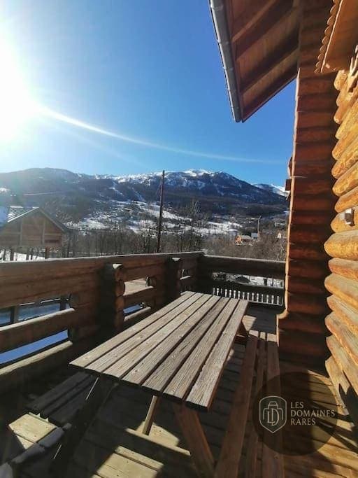 Vue extérieure de l'hôtel Les Pins Blancs à Le en Provence-Alpes-Côte d'Azur