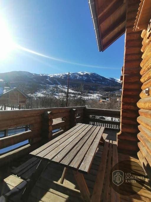 Vue extérieure de l'hôtel Les Pins Blancs à Le en Provence-Alpes-Côte d'Azur