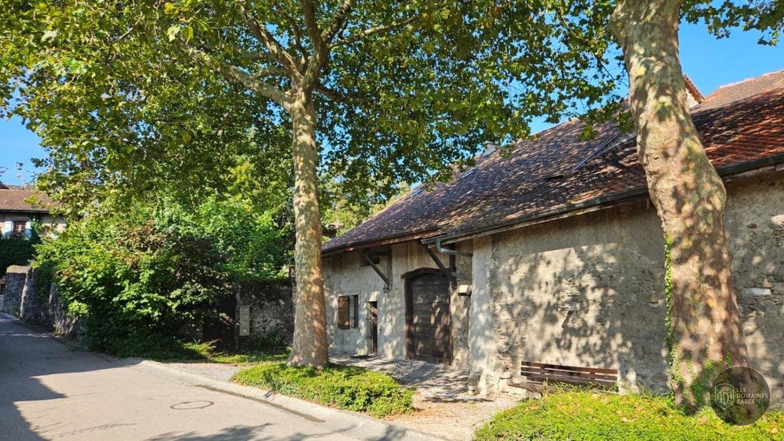 Vue extérieure du lieu Les Platanes en Bourgogne-Franche-Comté
