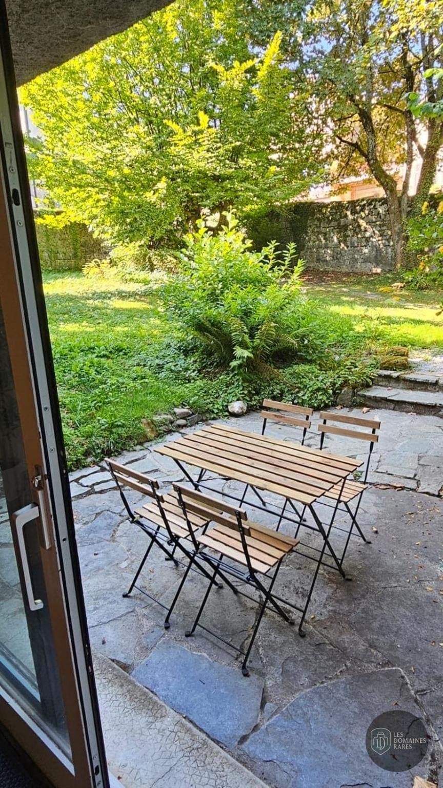 Vue extérieure du lieu Les Platanes en Bourgogne-Franche-Comté
