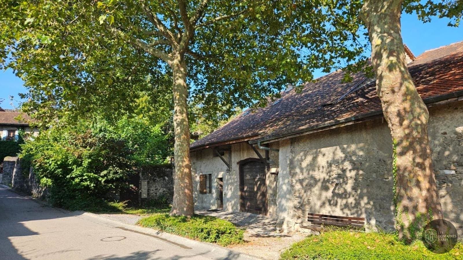 Vue extérieure du lieu Les Platanes en Bourgogne-Franche-Comté