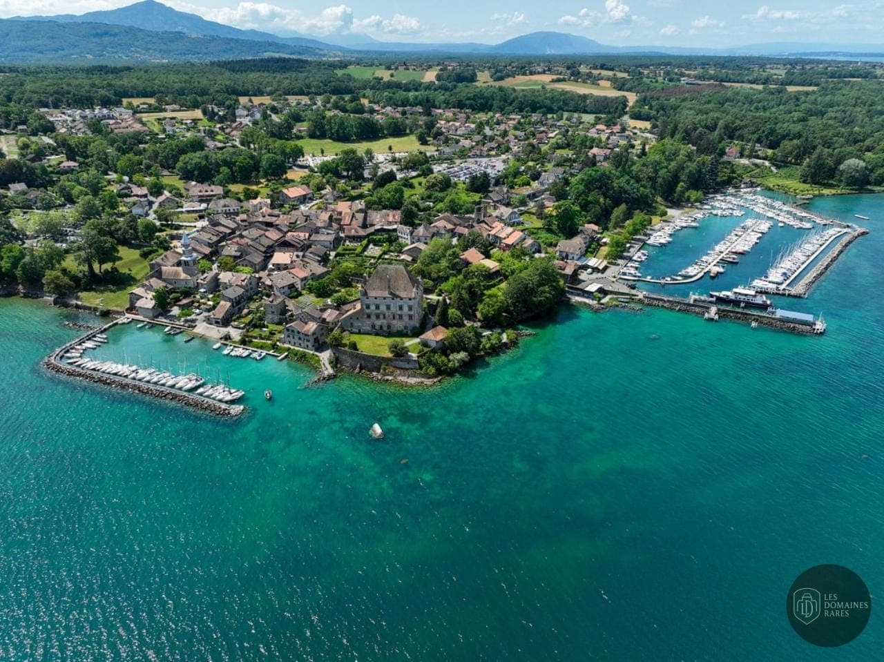 Vue extérieure du lieu Les Platanes en Bourgogne-Franche-Comté
