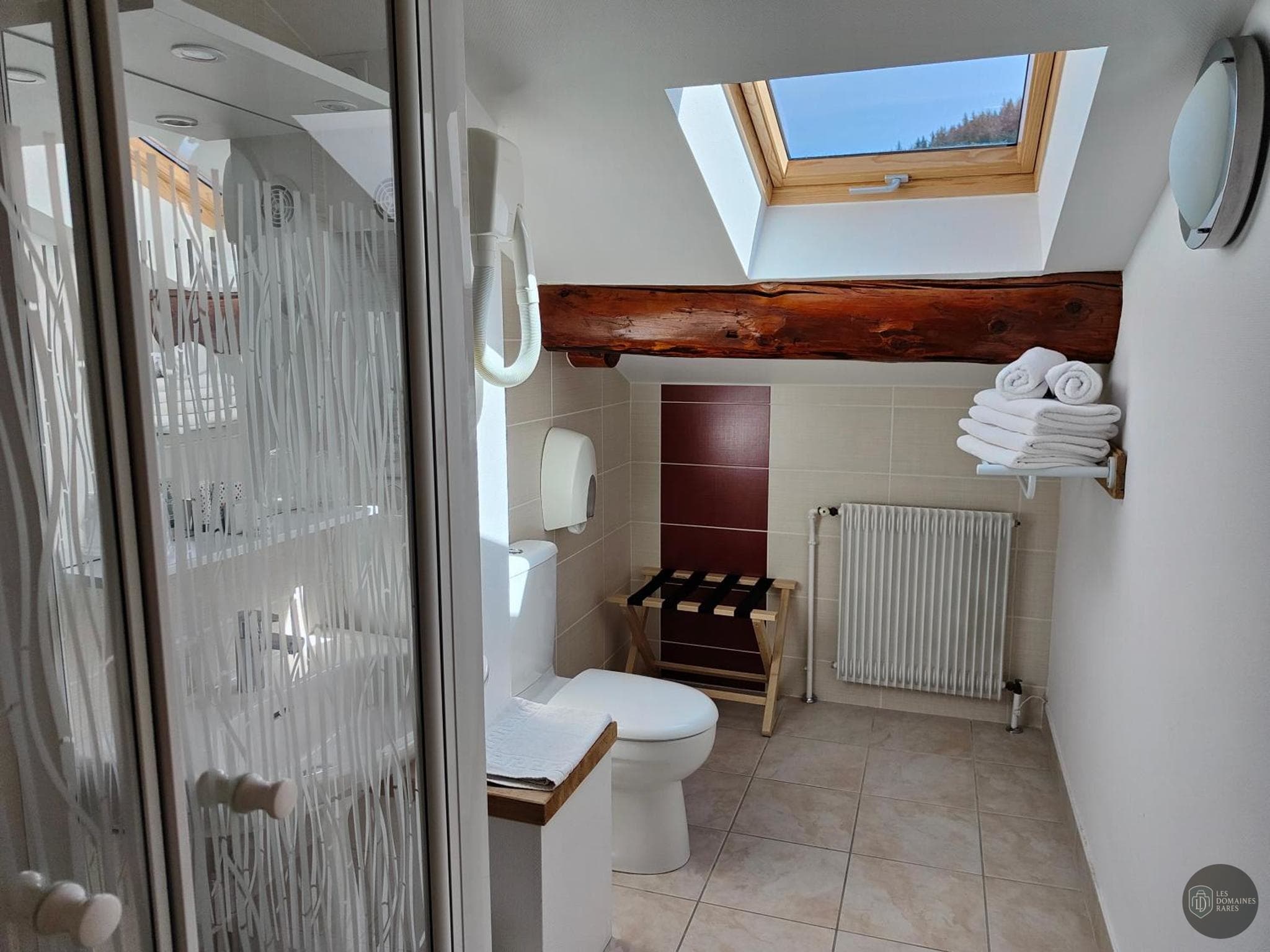 Vue extérieure de l'hôtel Les Playes en Auvergne-Rhône-Alpes