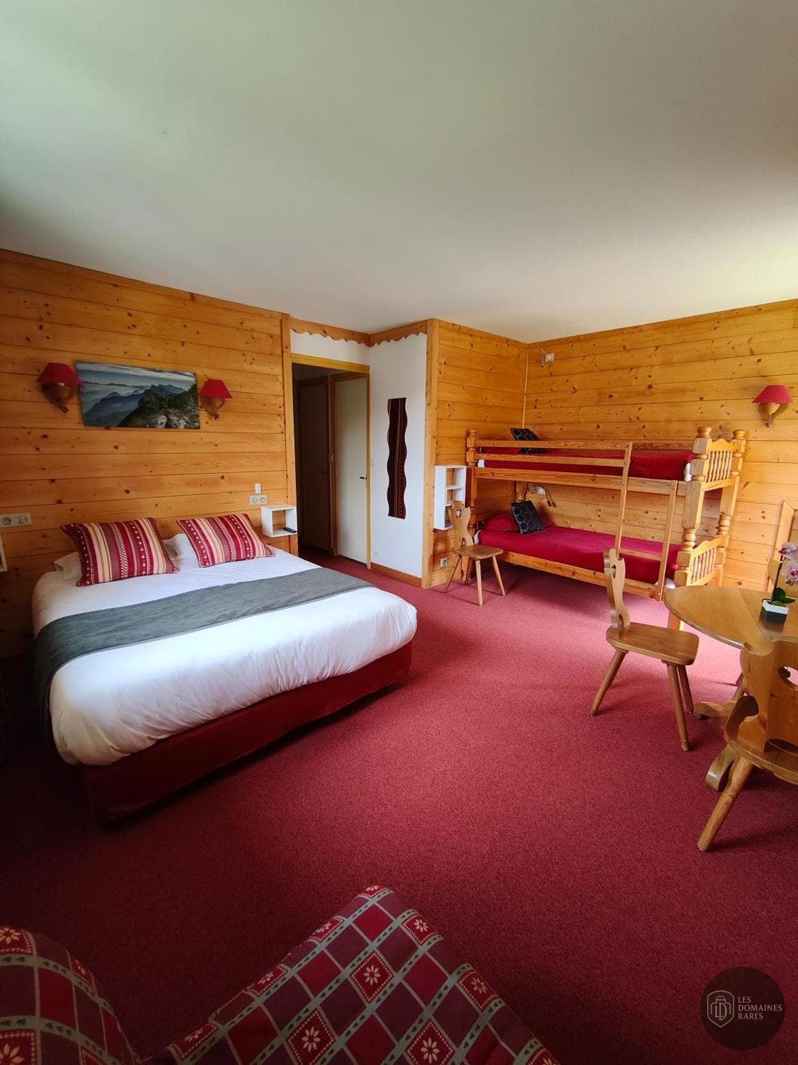 Vue extérieure de l'hôtel Les Playes en Auvergne-Rhône-Alpes
